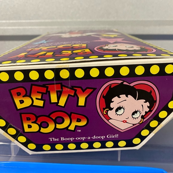 Vinyl M -Toy Betty Boop RainSlicker Doll c.1995 Discontinued Limited Edition NIB - Picture 3 of 9